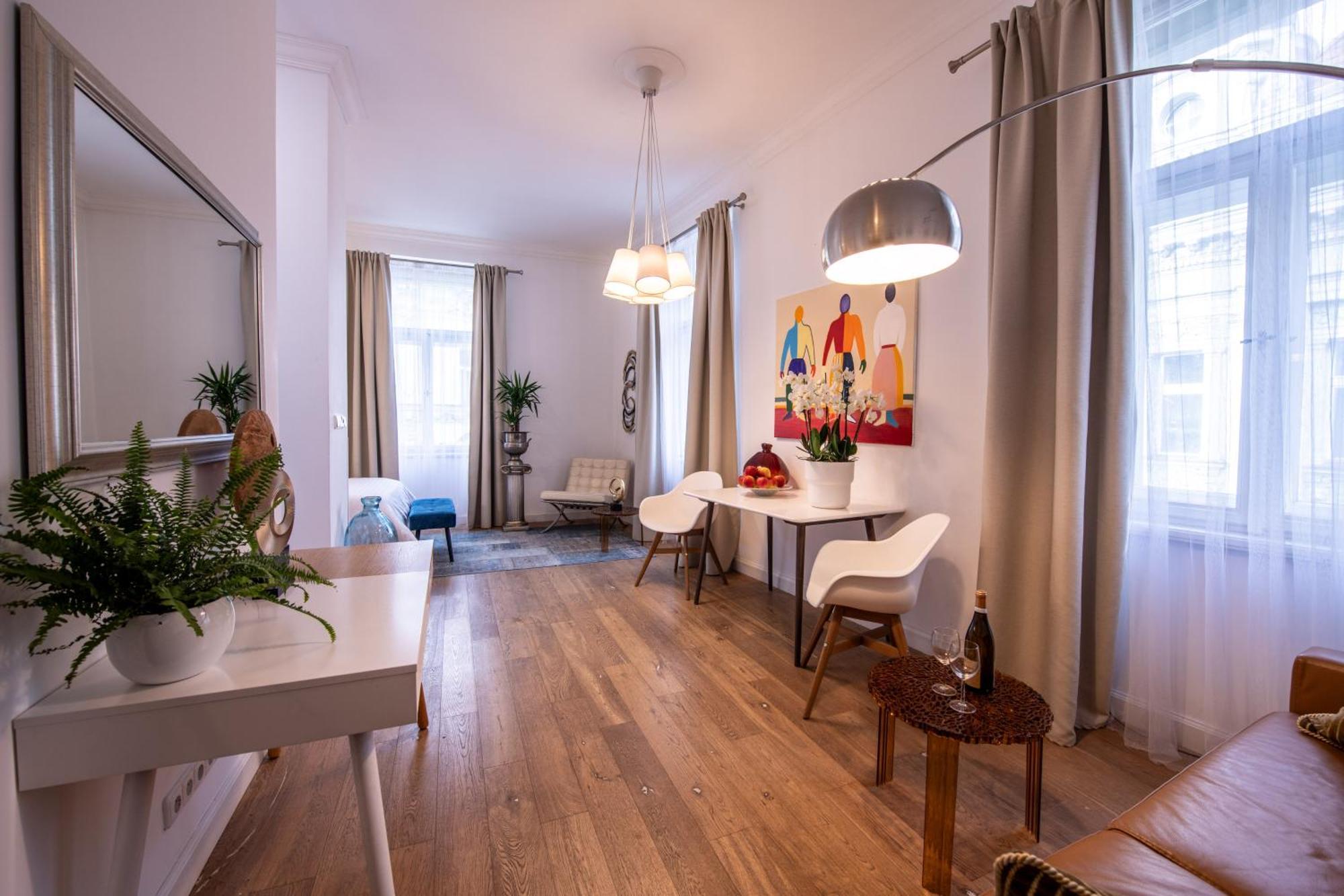 Modern Downtown Apt - Renovated, On Ideal Location Prague Luaran gambar