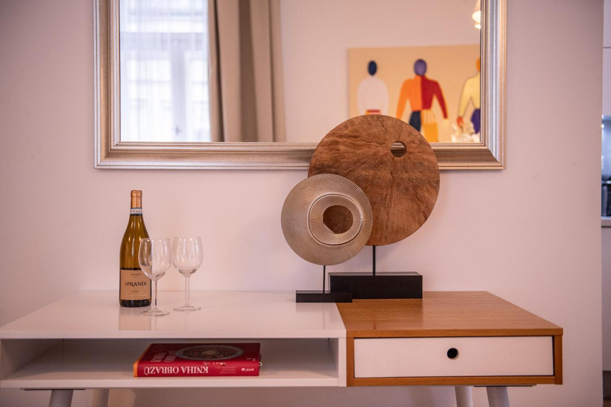 Modern Downtown Apt - Renovated, On Ideal Location Prague Luaran gambar